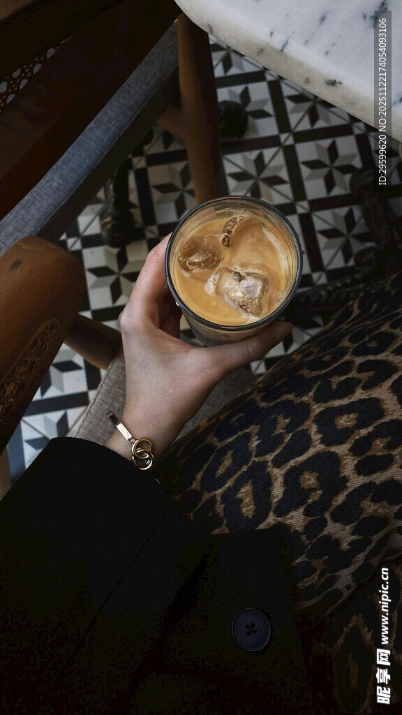 手持美味松饼特写