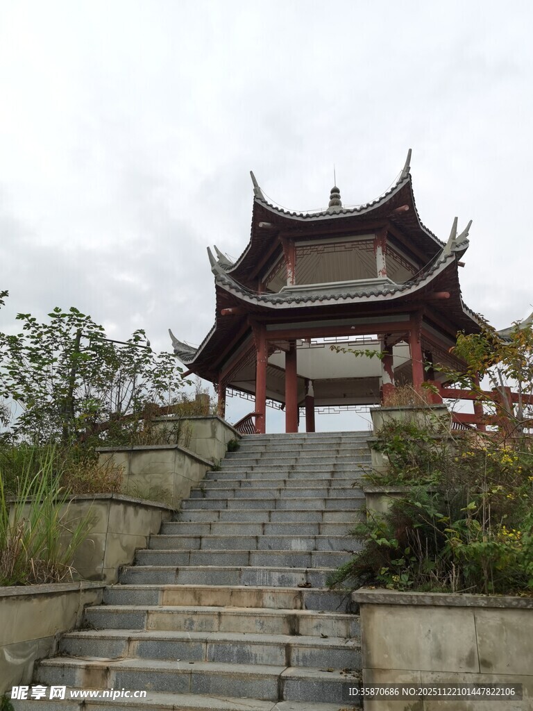 中式古亭与石阶景观