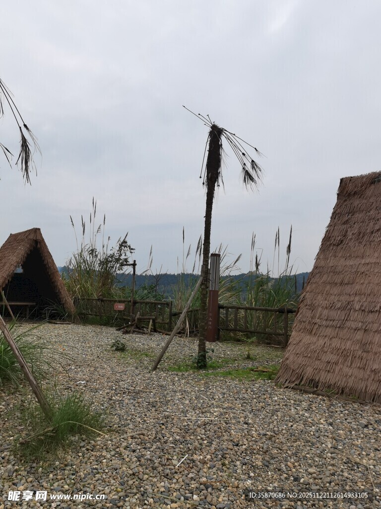 户外荒野中的锥形建筑