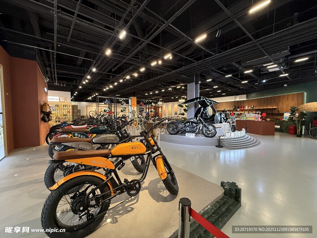 室内陈列的多彩摩托车