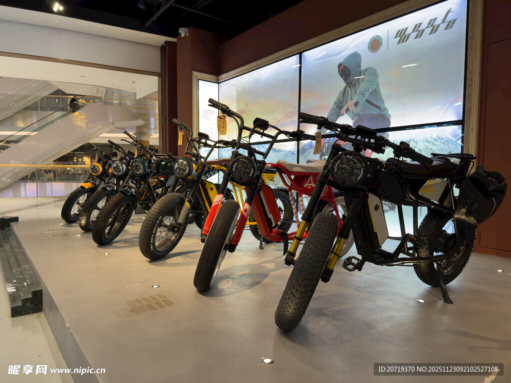 展厅内排列整齐的多辆摩托车