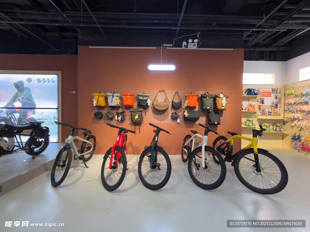 室内展示的多款时尚自行车