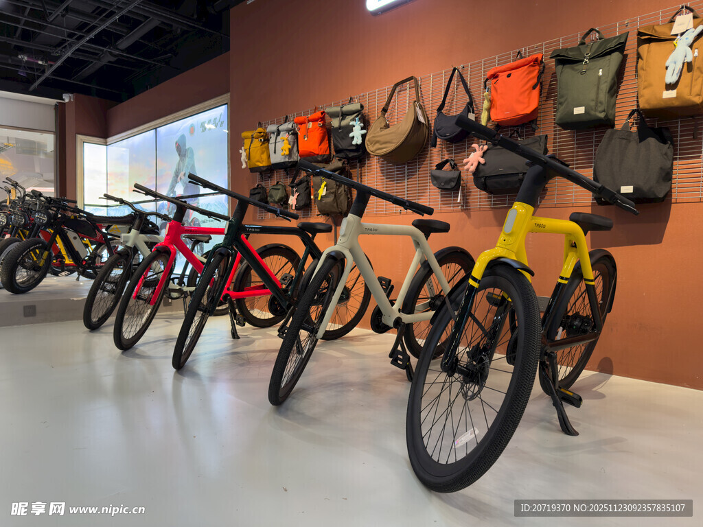 室内陈列的多彩自行车