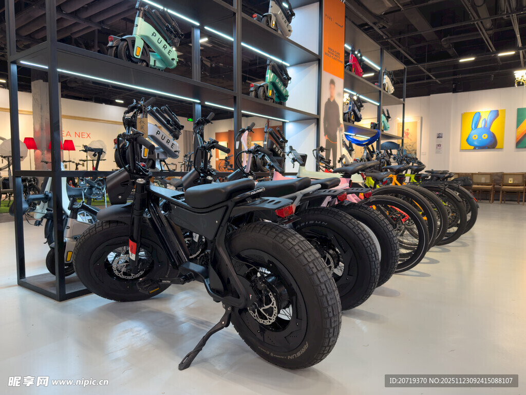 室内陈列的多辆酷炫摩托车
