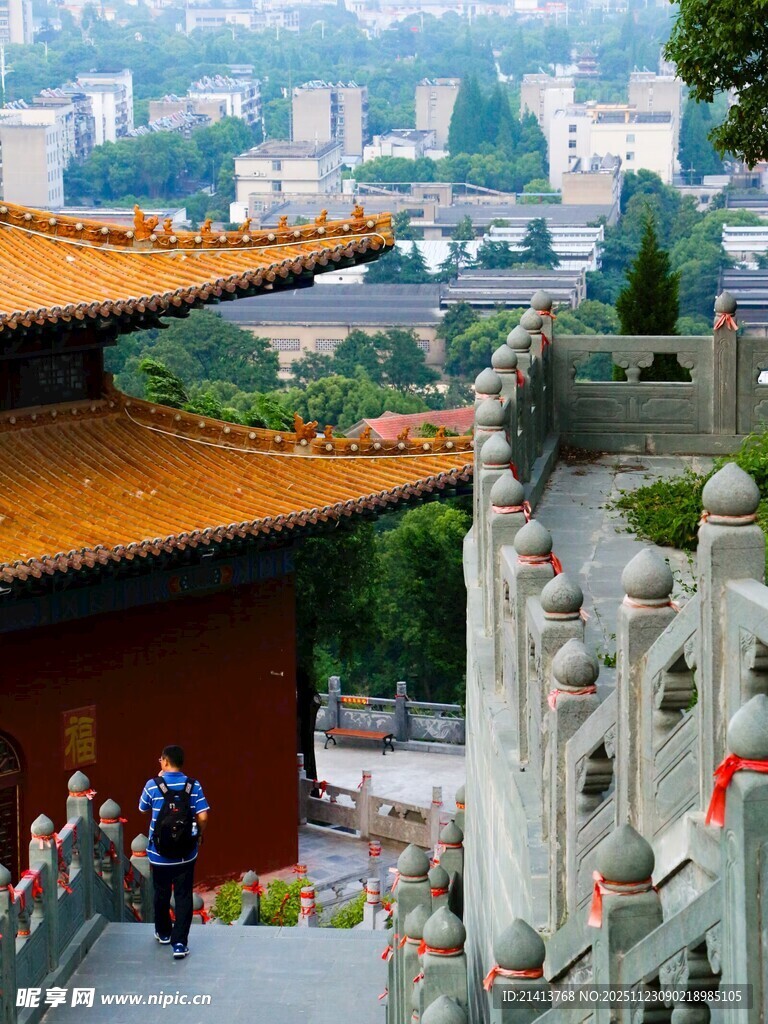 古建旁漫步赏城市远景