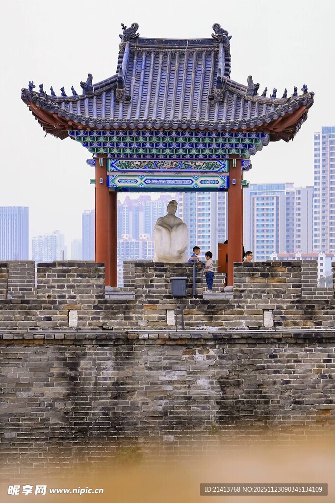 古城墙下的中式亭子景观