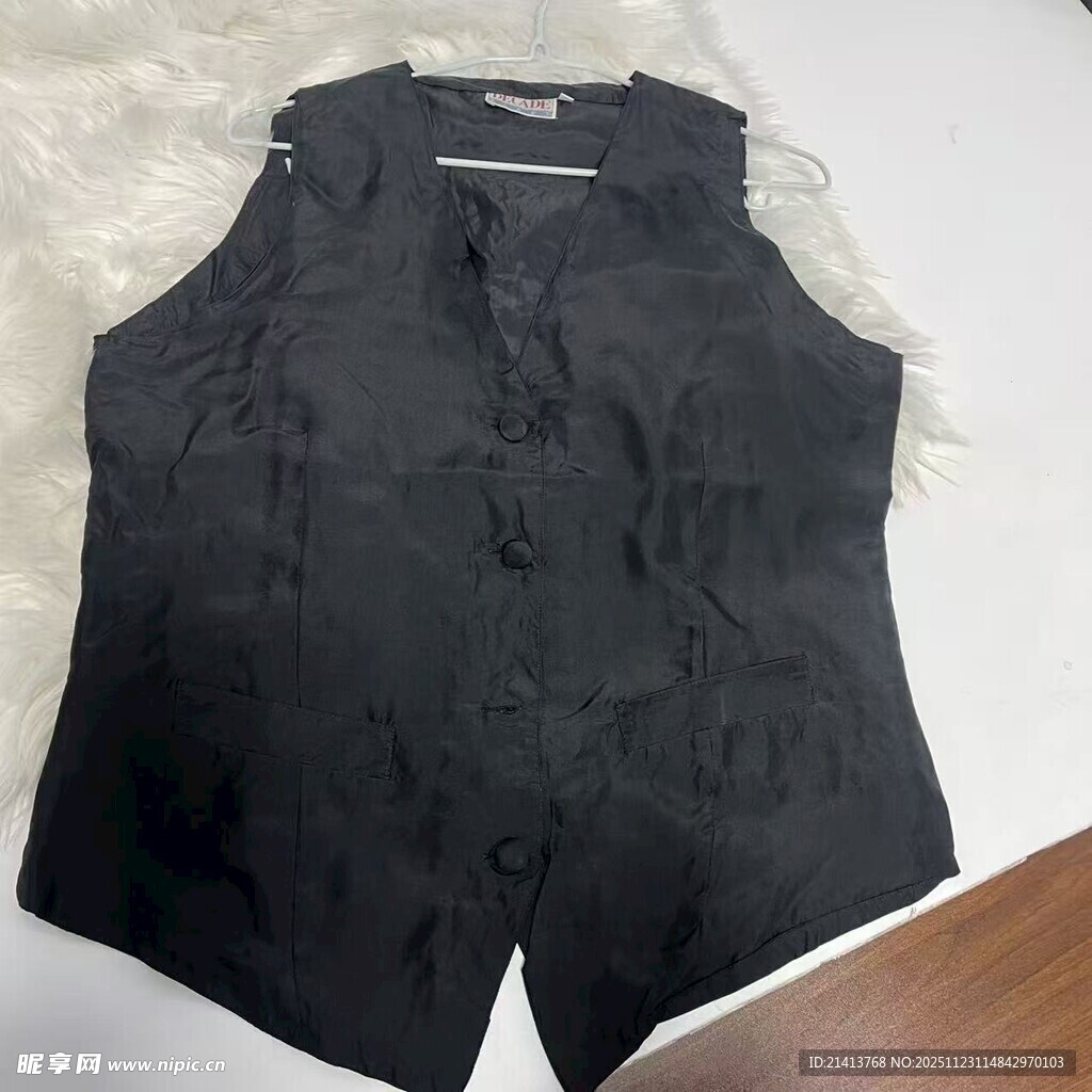 黑色无袖马甲上衣展示