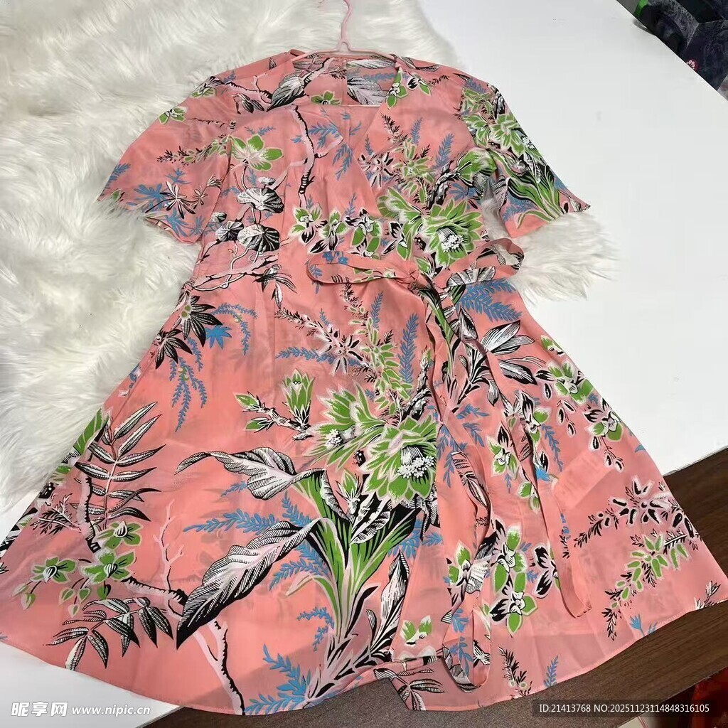 粉色花卉图案短袖连衣裙