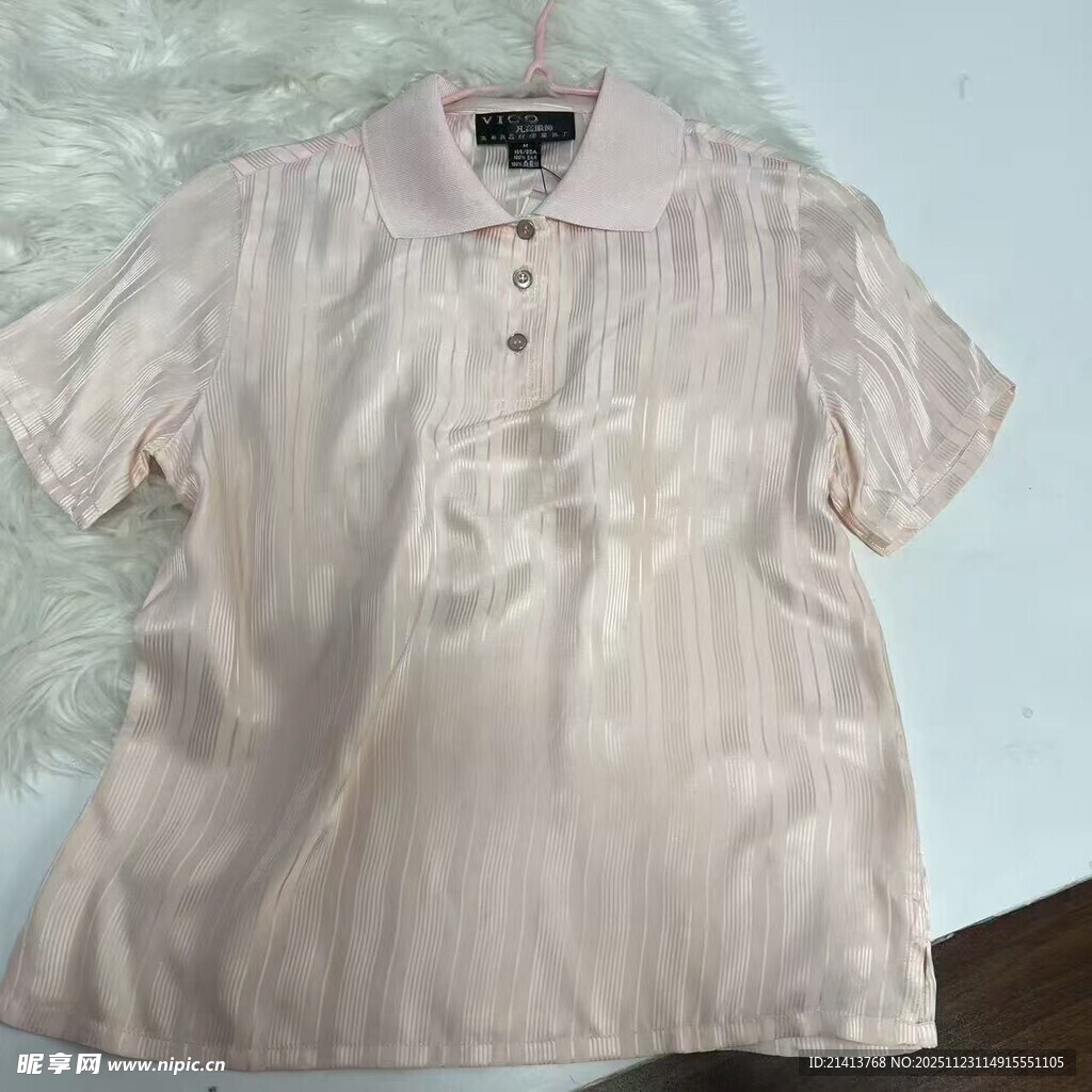 浅粉色短袖翻领休闲上衣