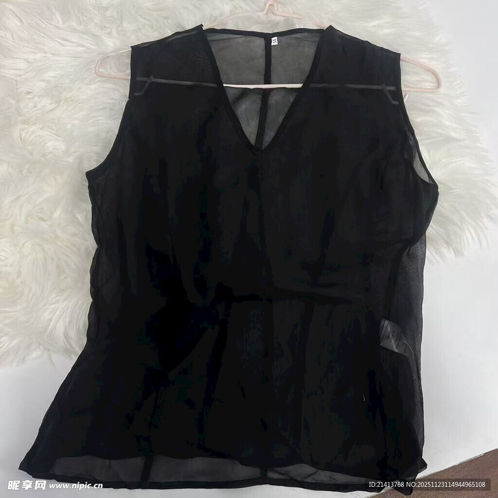 黑色无袖领上衣