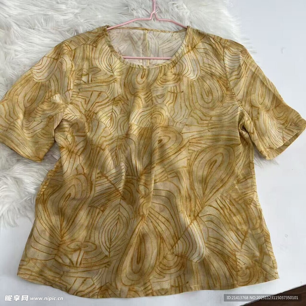 金色花纹短袖上衣