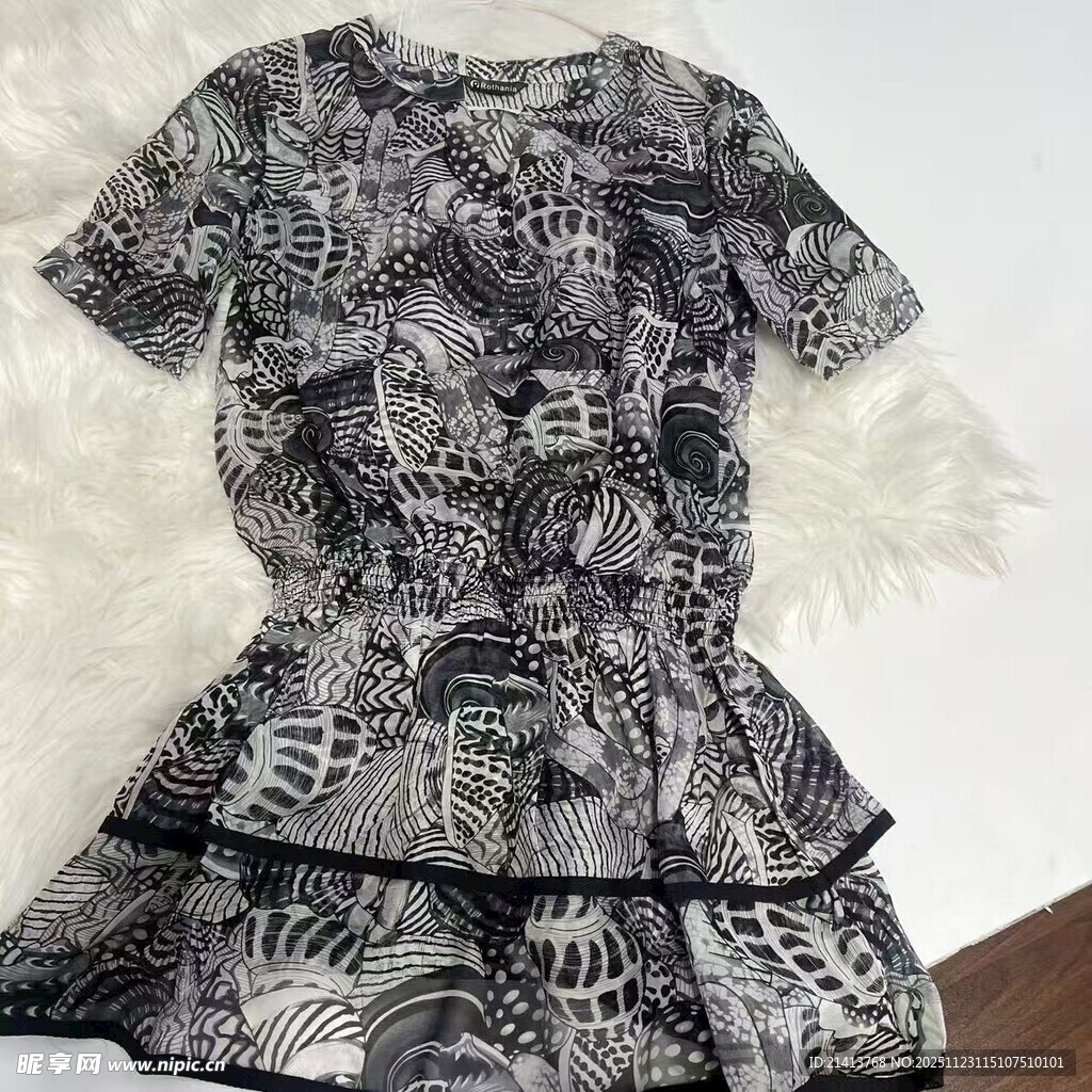 黑白印花短袖层叠连衣裙