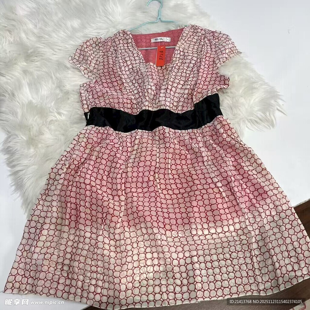 红白格纹领连衣裙展示