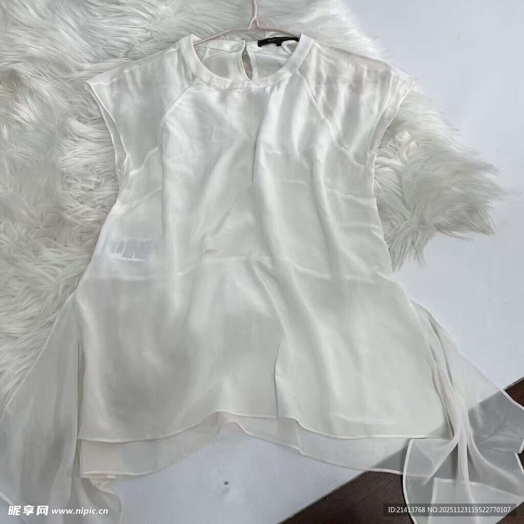 白色飘逸上衣展示