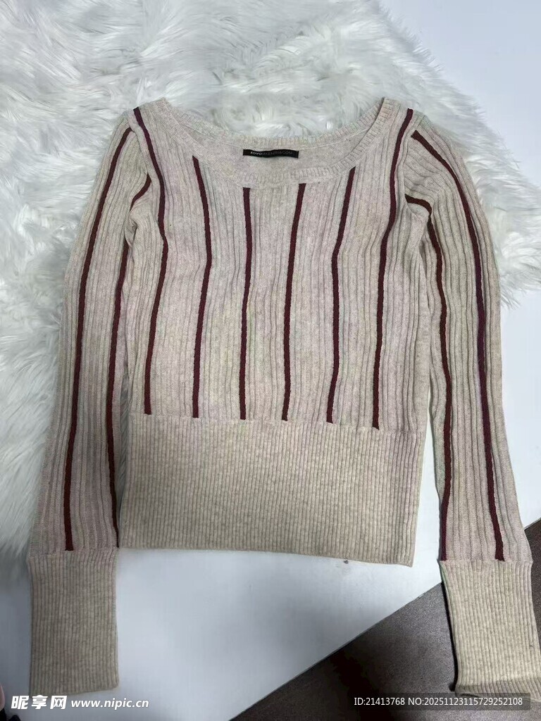条纹米色针织上衣展示