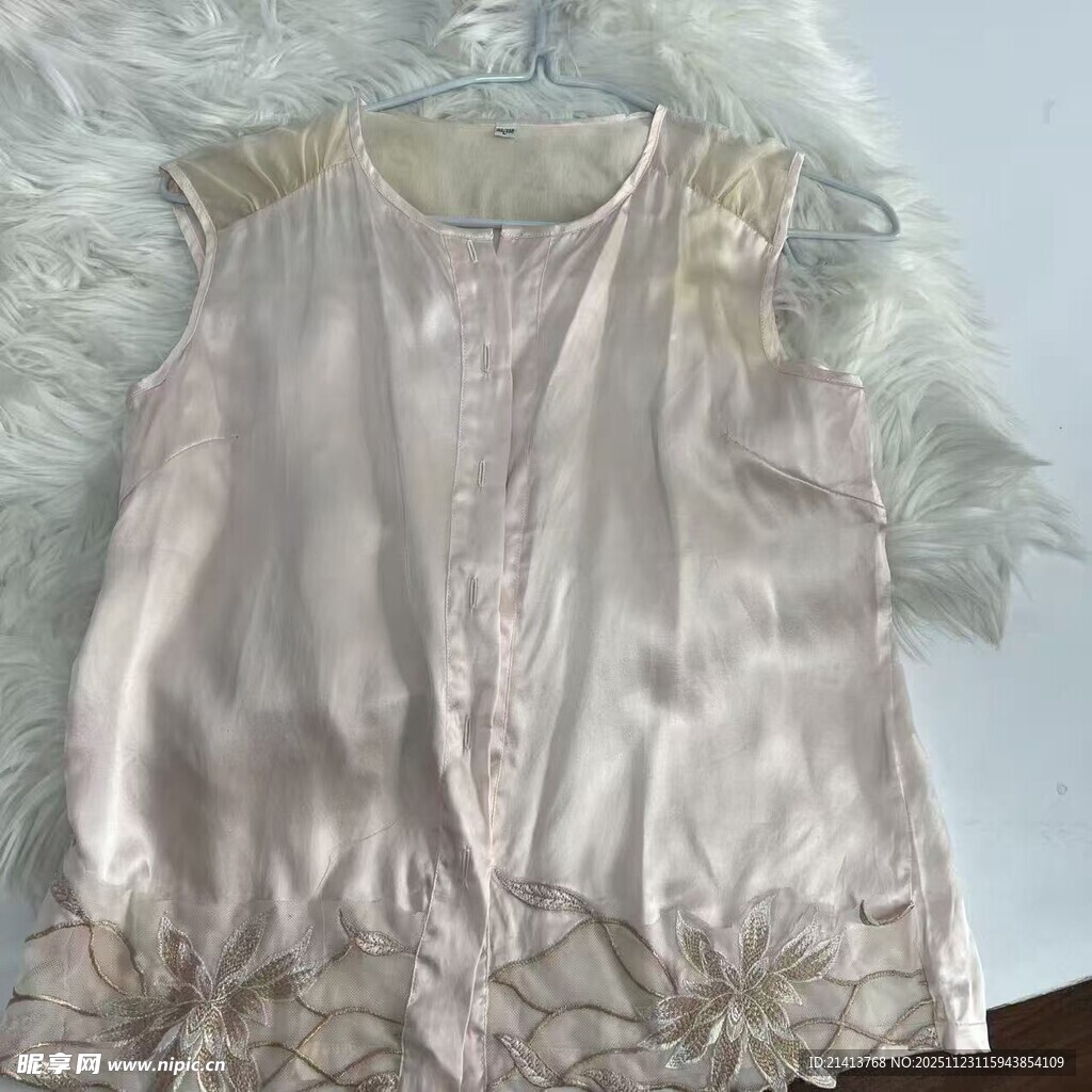 优雅蕾丝装饰的浅色上衣