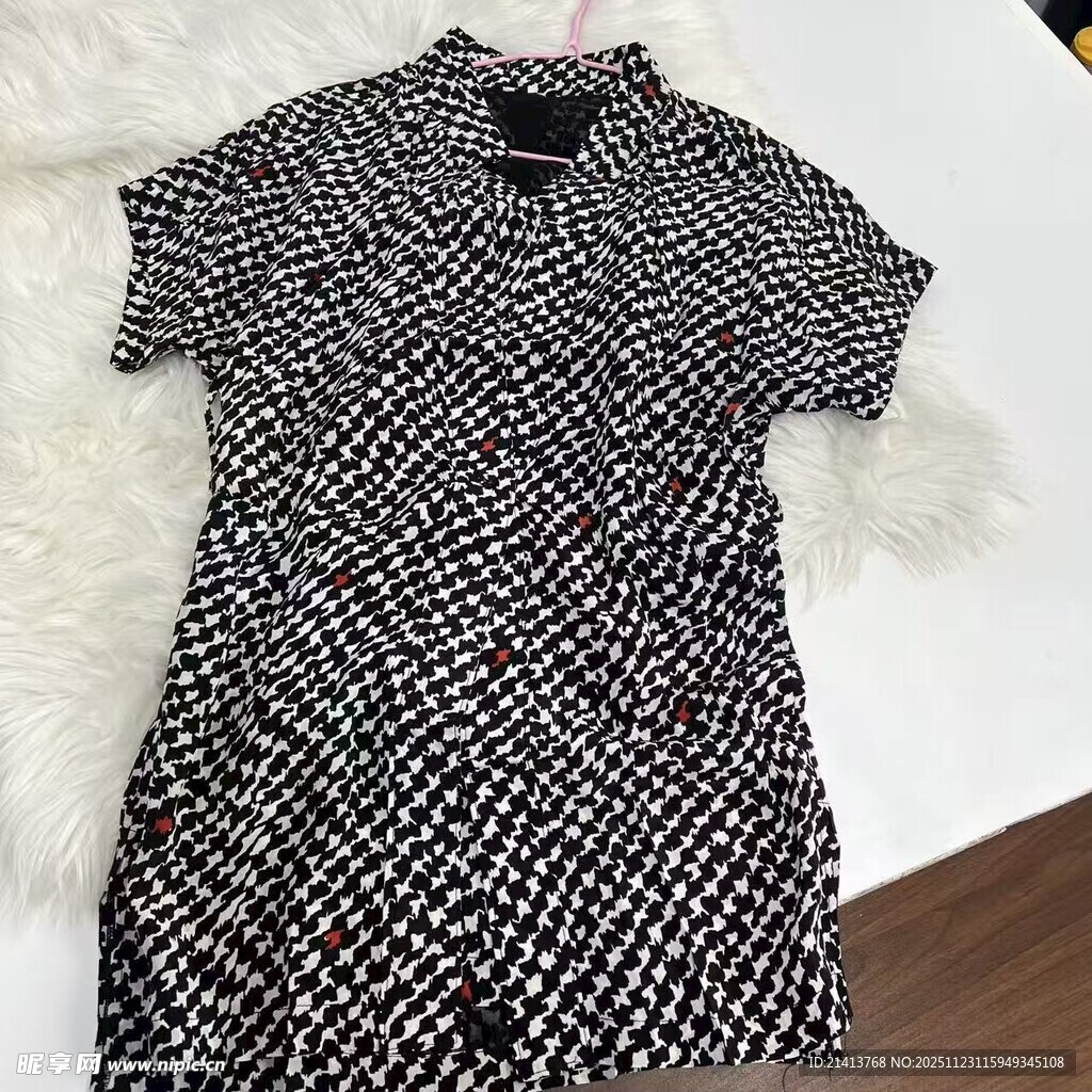 黑白花纹短袖连衣裙