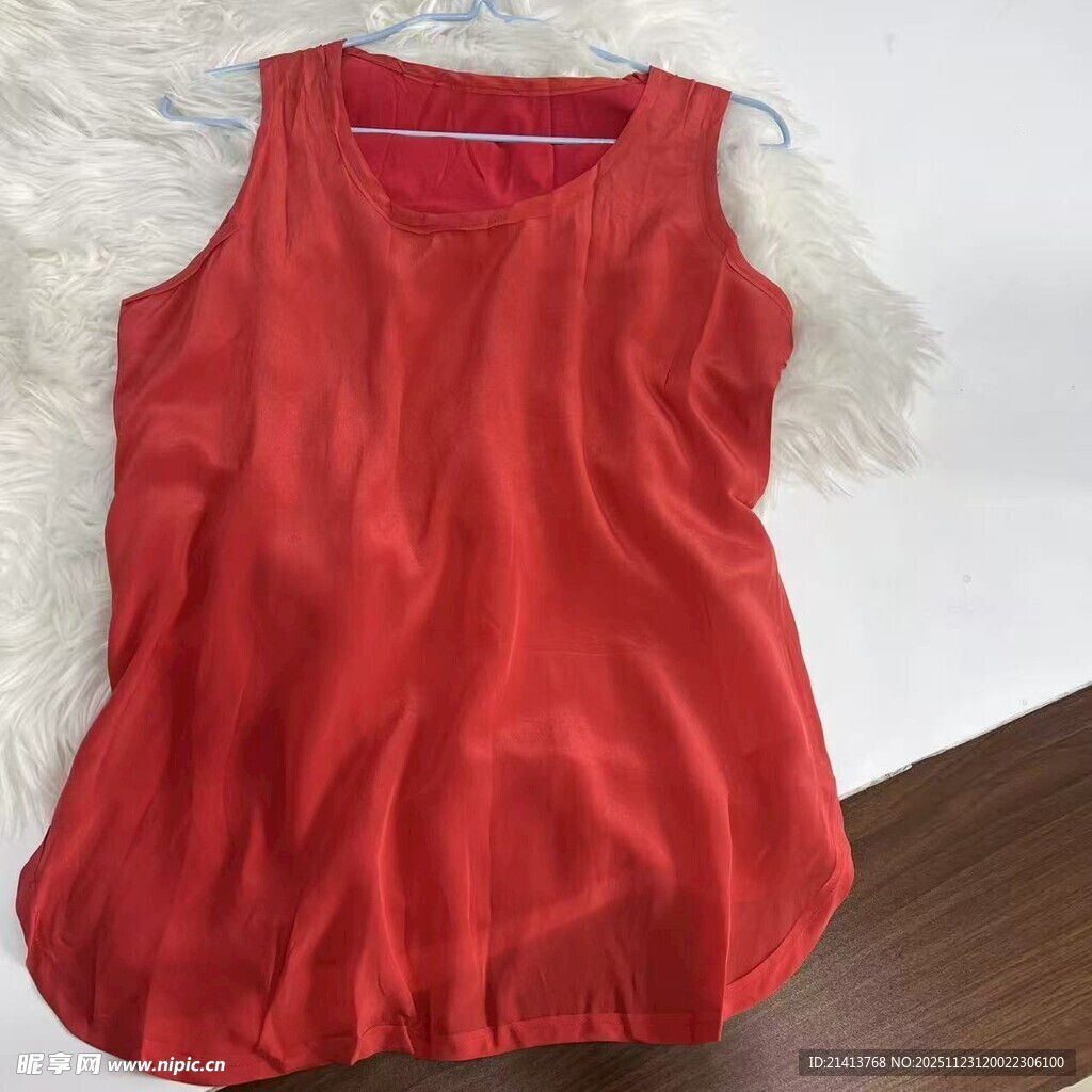 红色无袖上衣展示