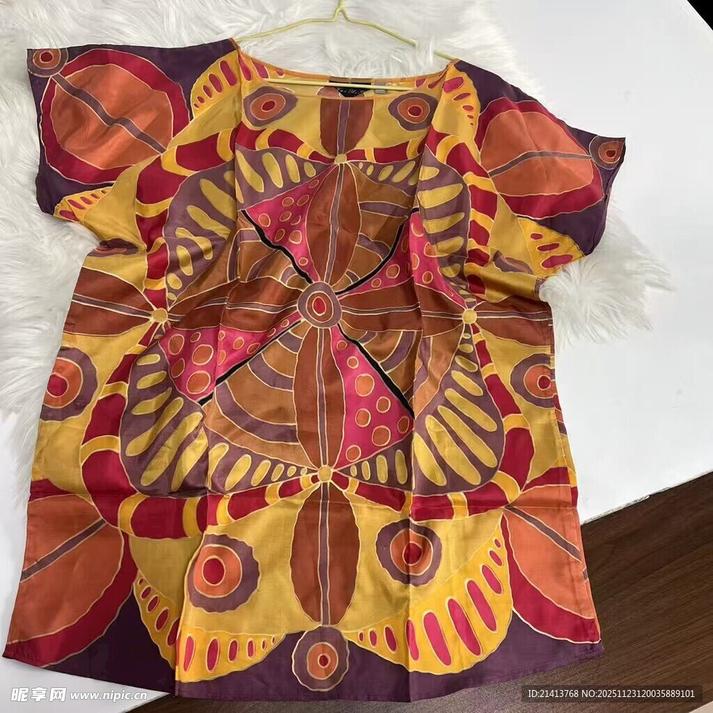 多彩几何图案短袖上衣