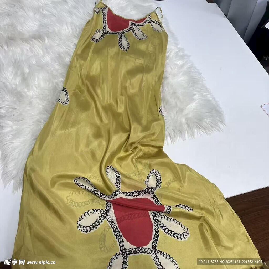 黄色刺绣连衣裙展示