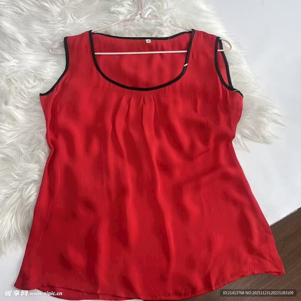 红色无袖上衣展示