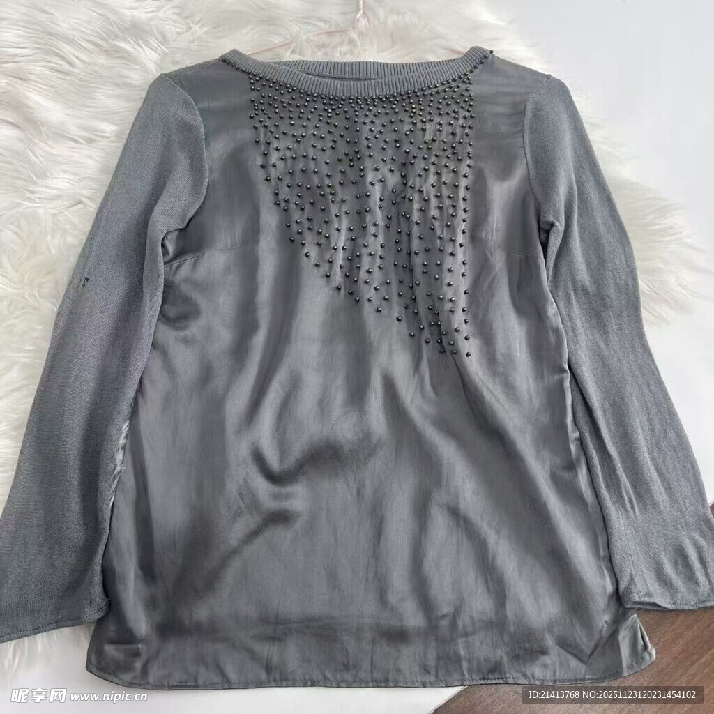 灰色镶钻长袖上衣展示