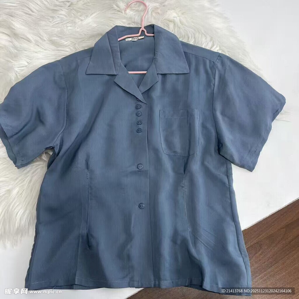 蓝色短袖翻领衬衫展示