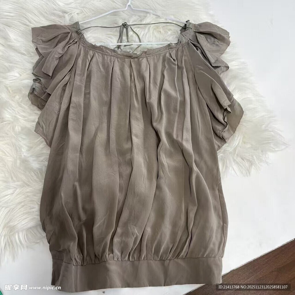 露肩褶皱短袖上衣展示
