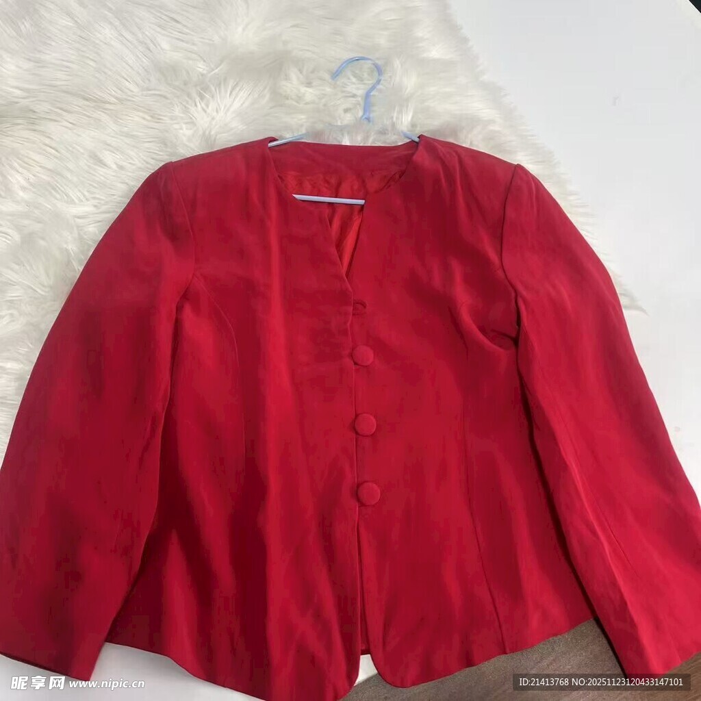 红色开衫上衣展示