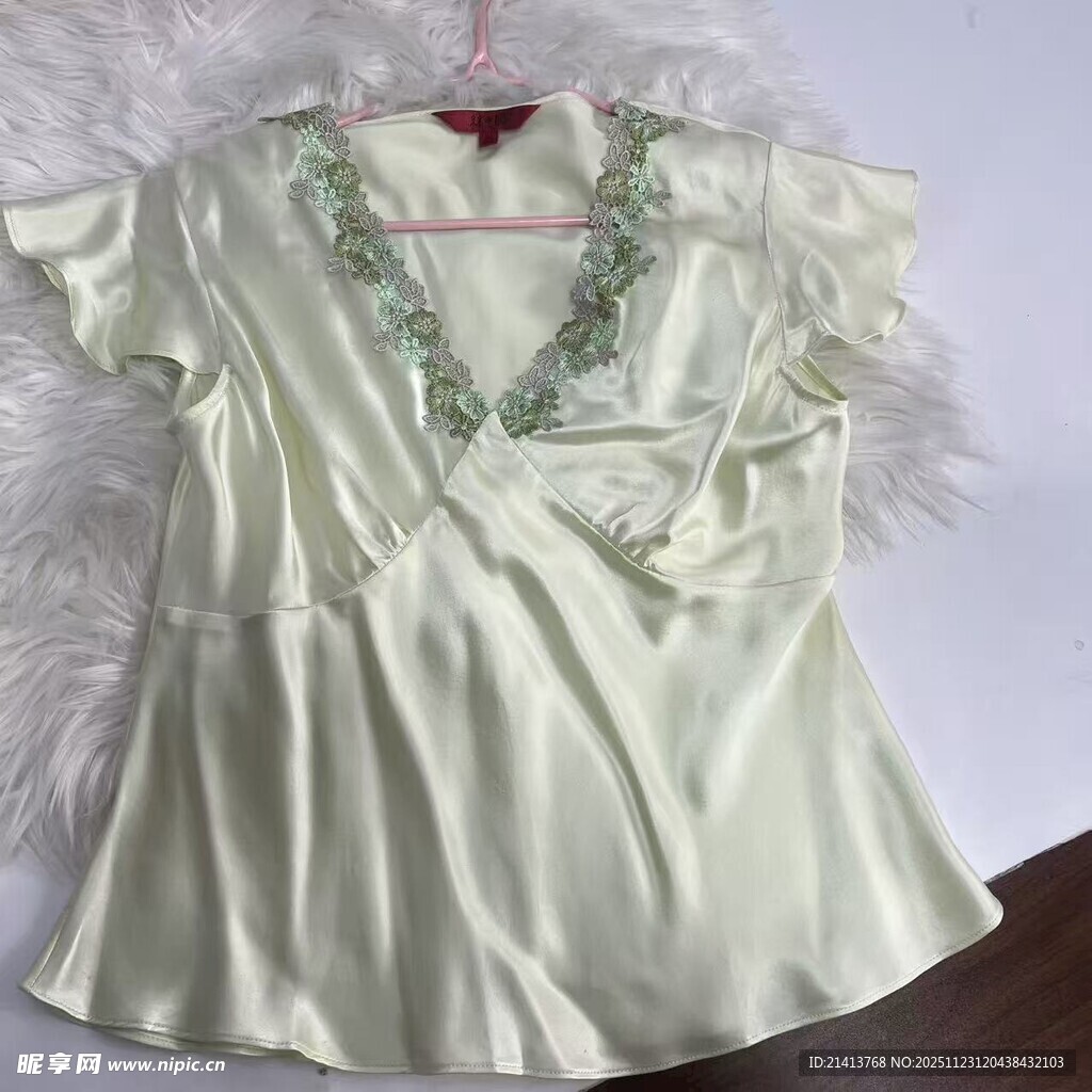 浅绿色蕾丝边短袖上衣