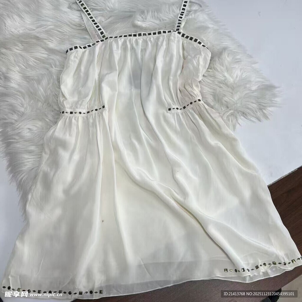 白色吊带裙简约优雅风