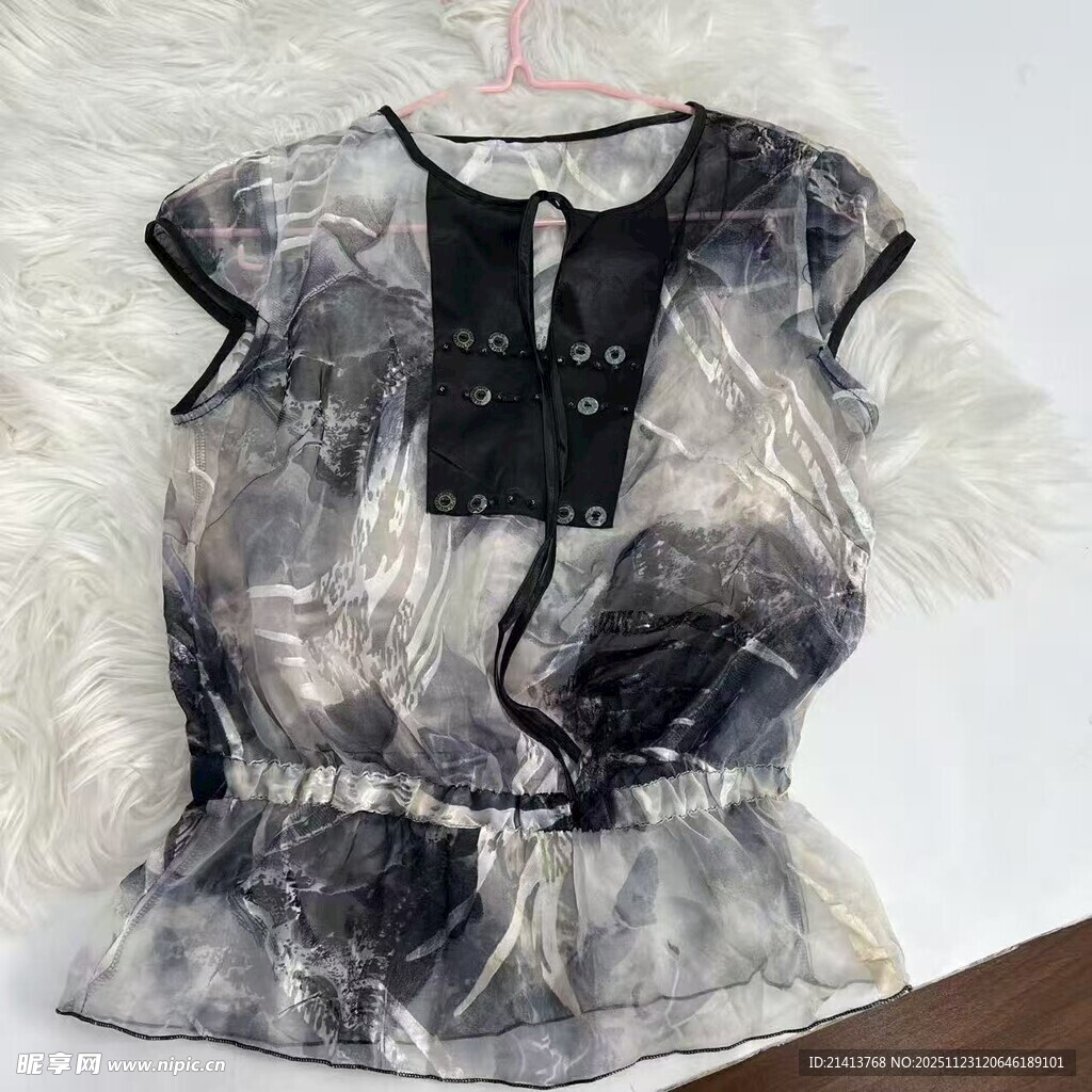 时尚黑白拼接女士上衣