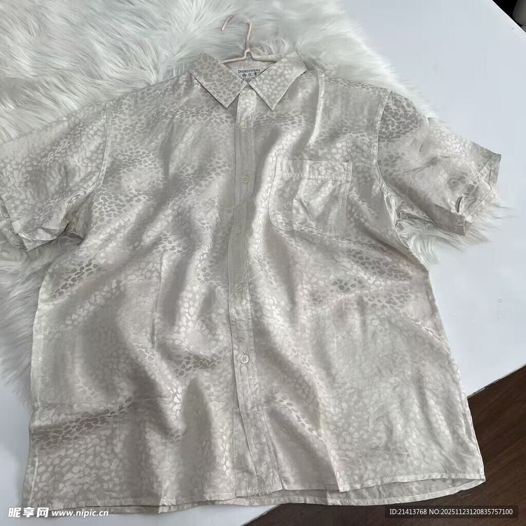 浅色短袖衬衫平铺展示