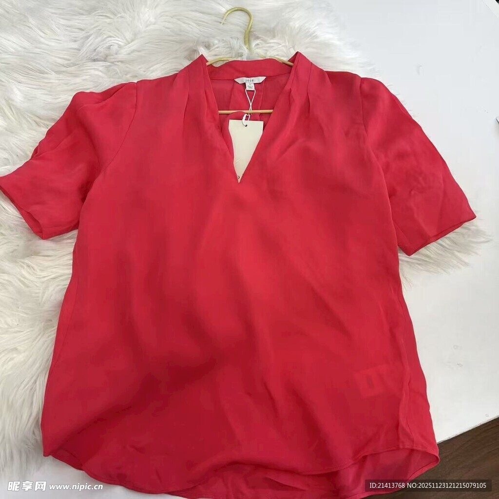 红色短袖领上衣展示