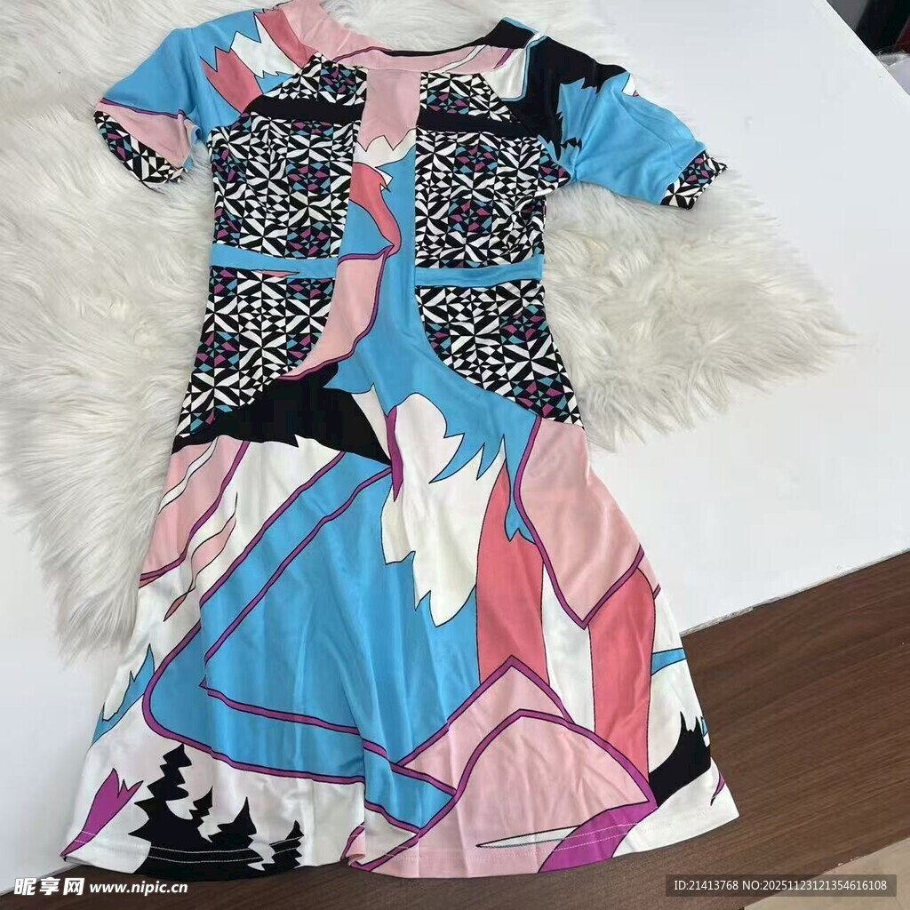 个性印花带毛边时尚连衣裙