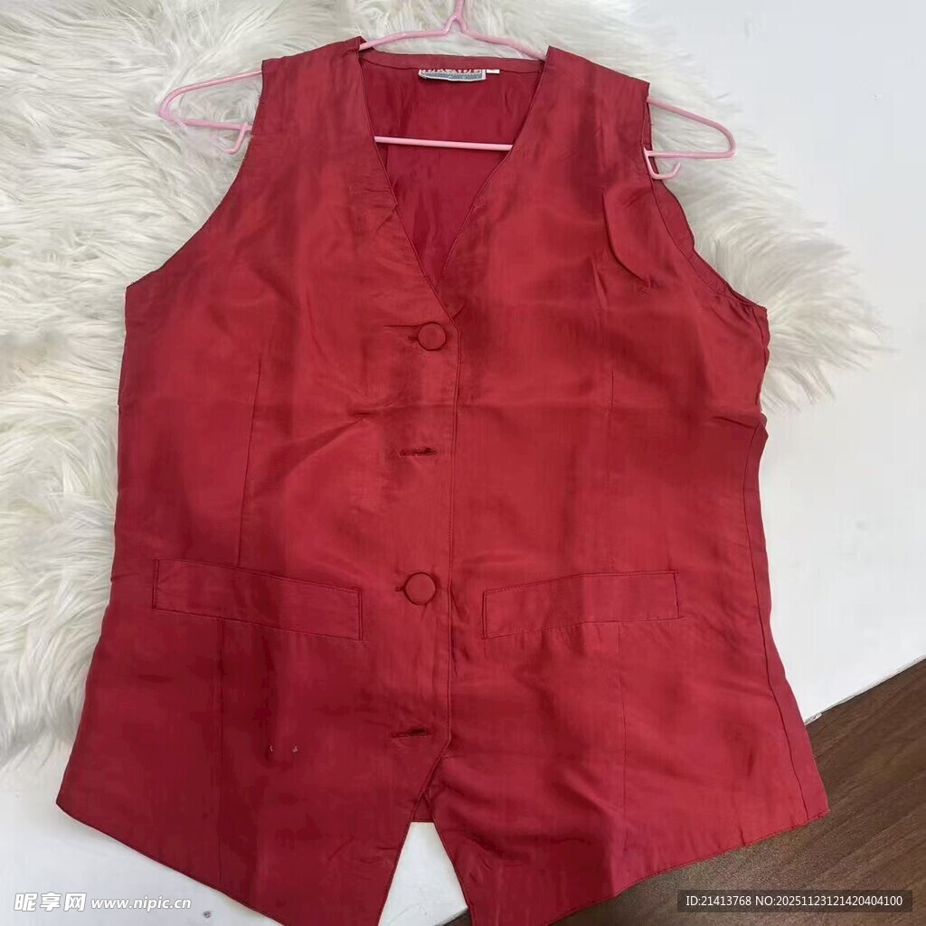 红色无袖上衣短裤套装