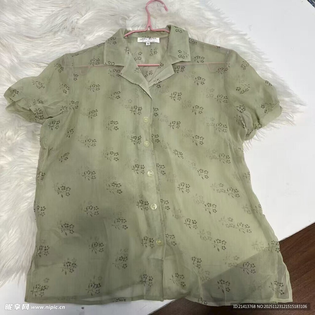 浅绿色印花短袖衬衫