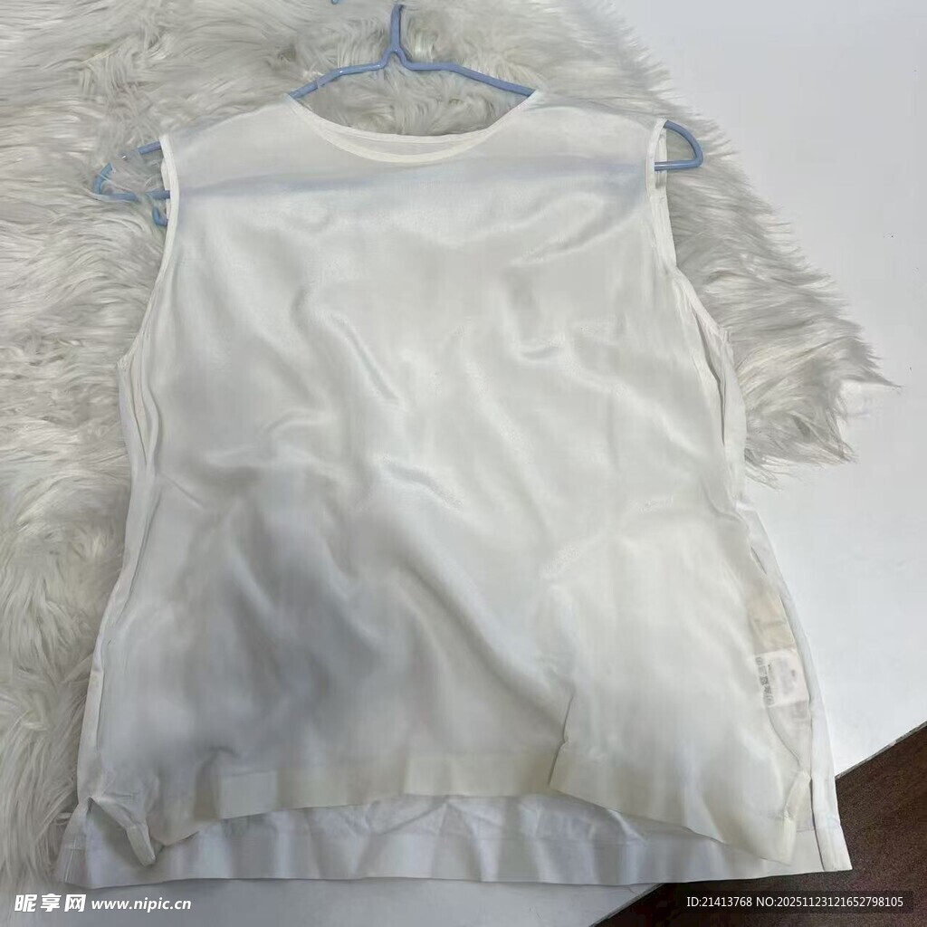 白色无袖上衣挂于毛绒面