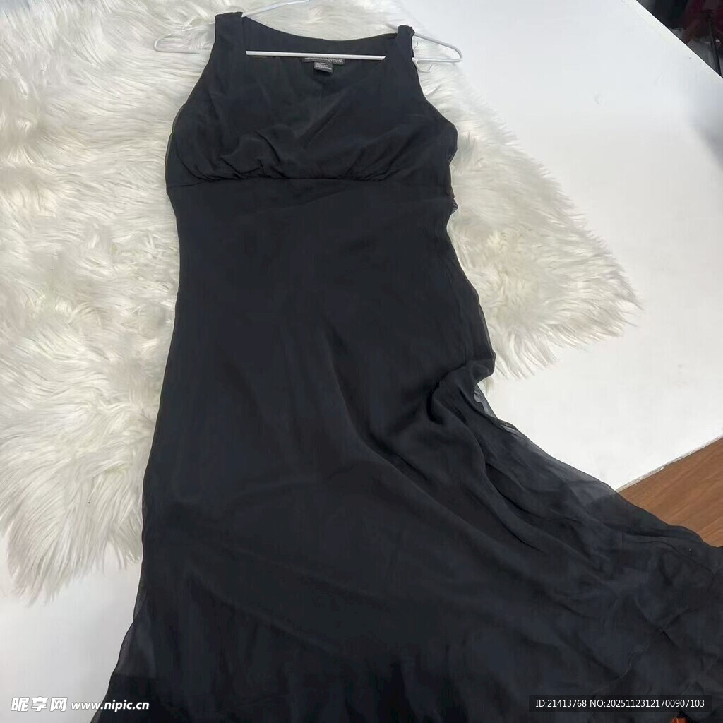 黑色吊带长裙展示