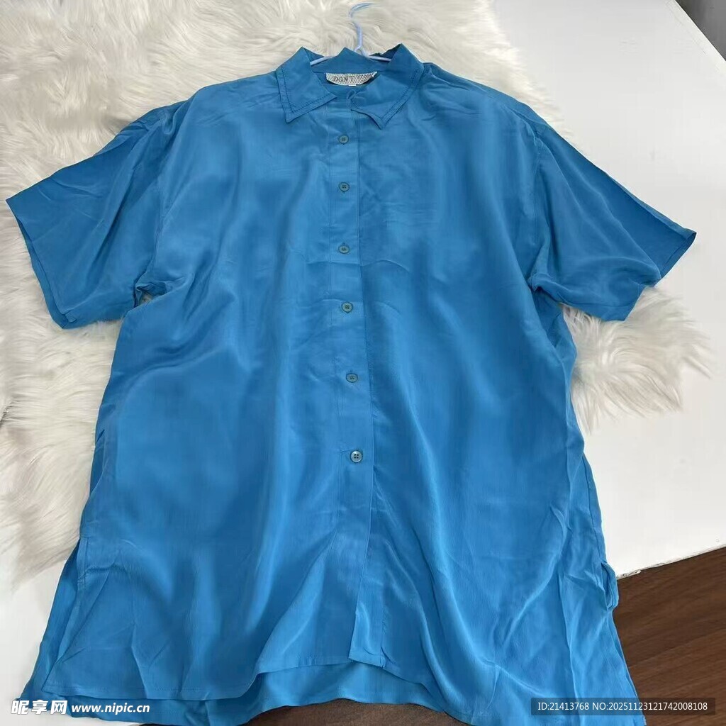蓝色短袖衬衫展示