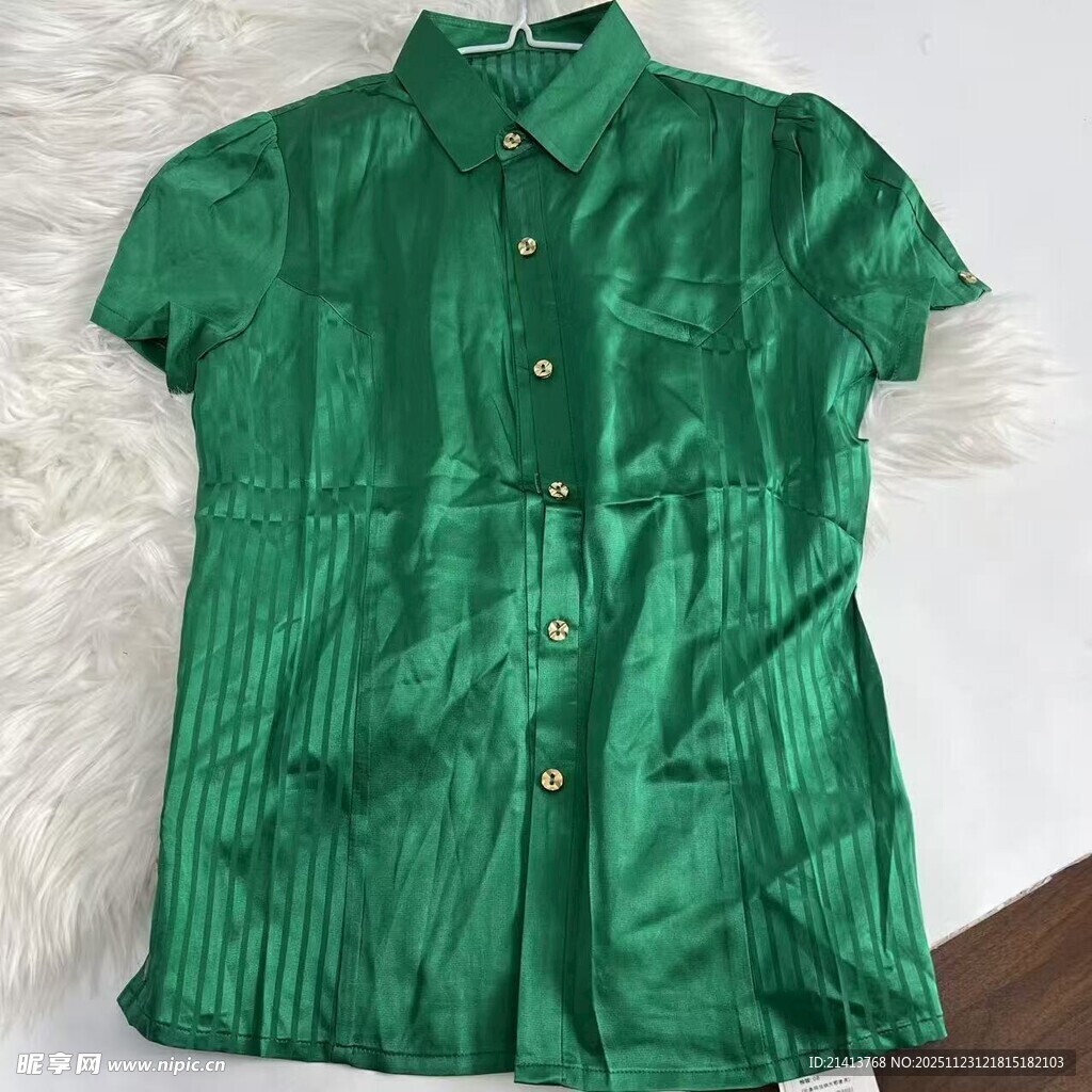 绿色短袖衬衫展示