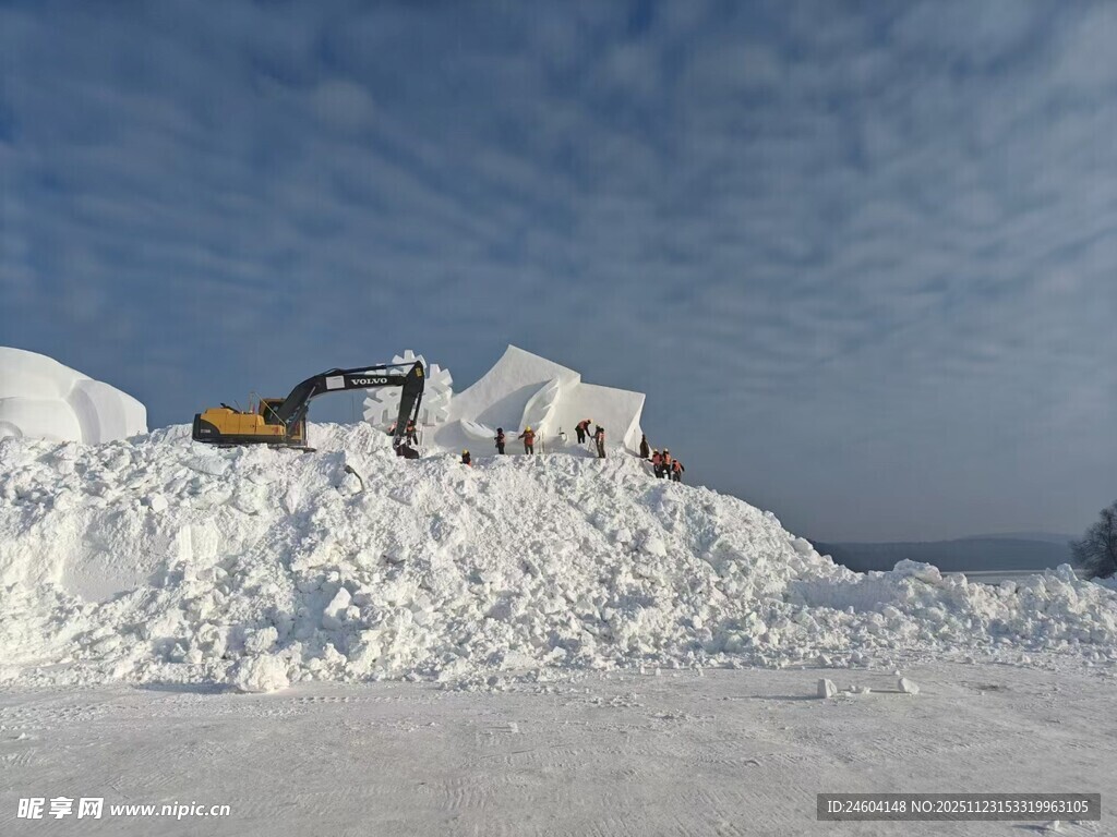 雪地中的工程机械作业场景