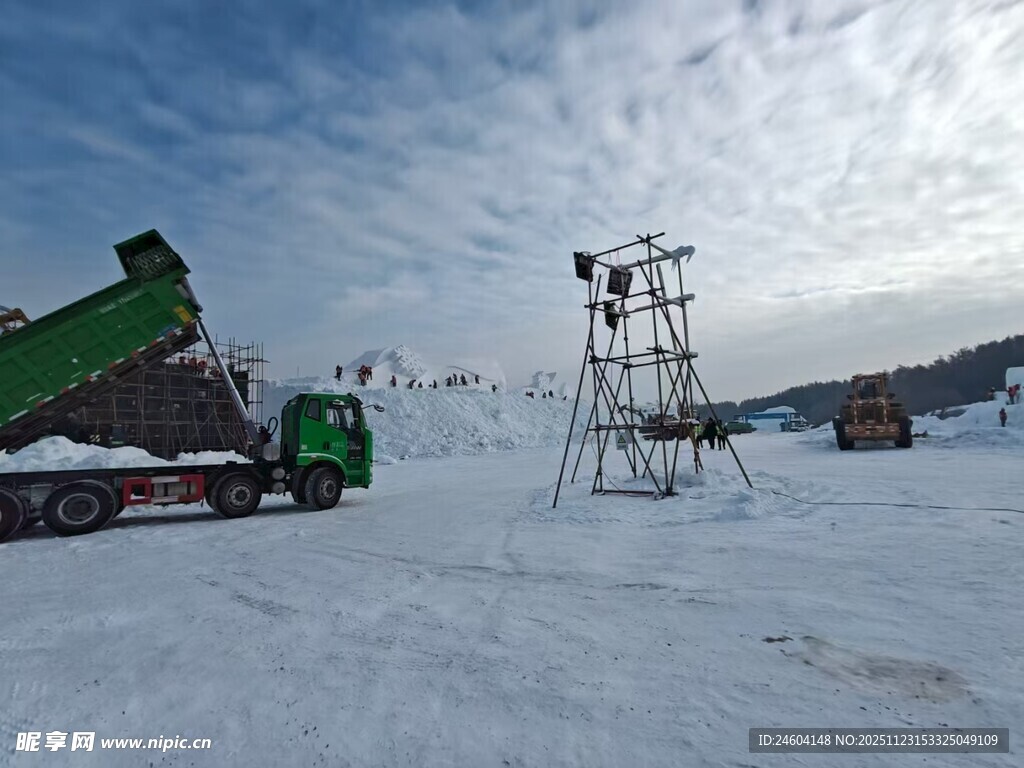 雪地中的工程作业场景