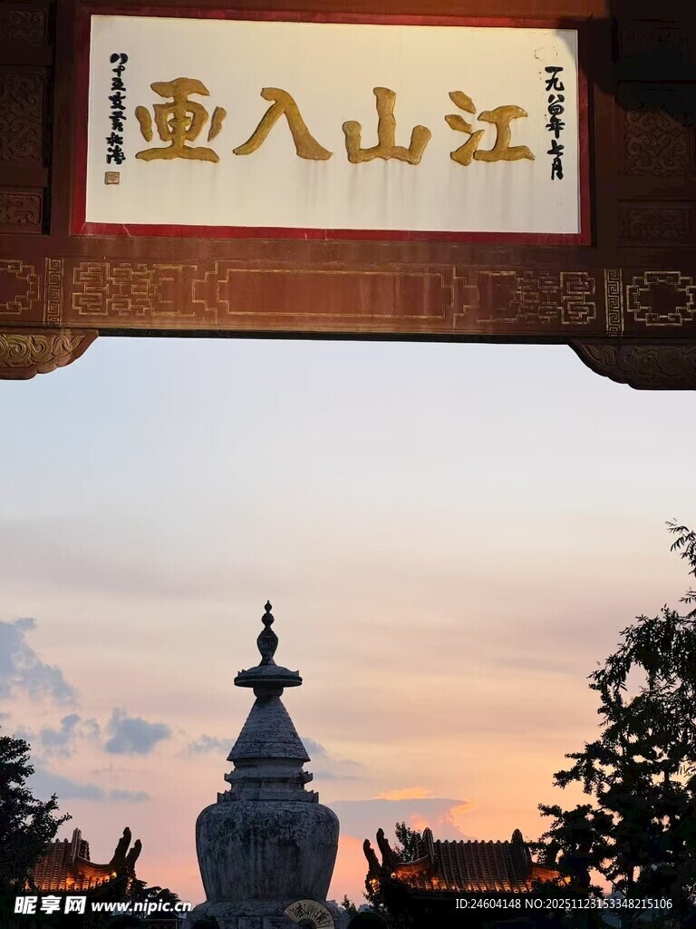 江边古塔夕阳下的诗意景致