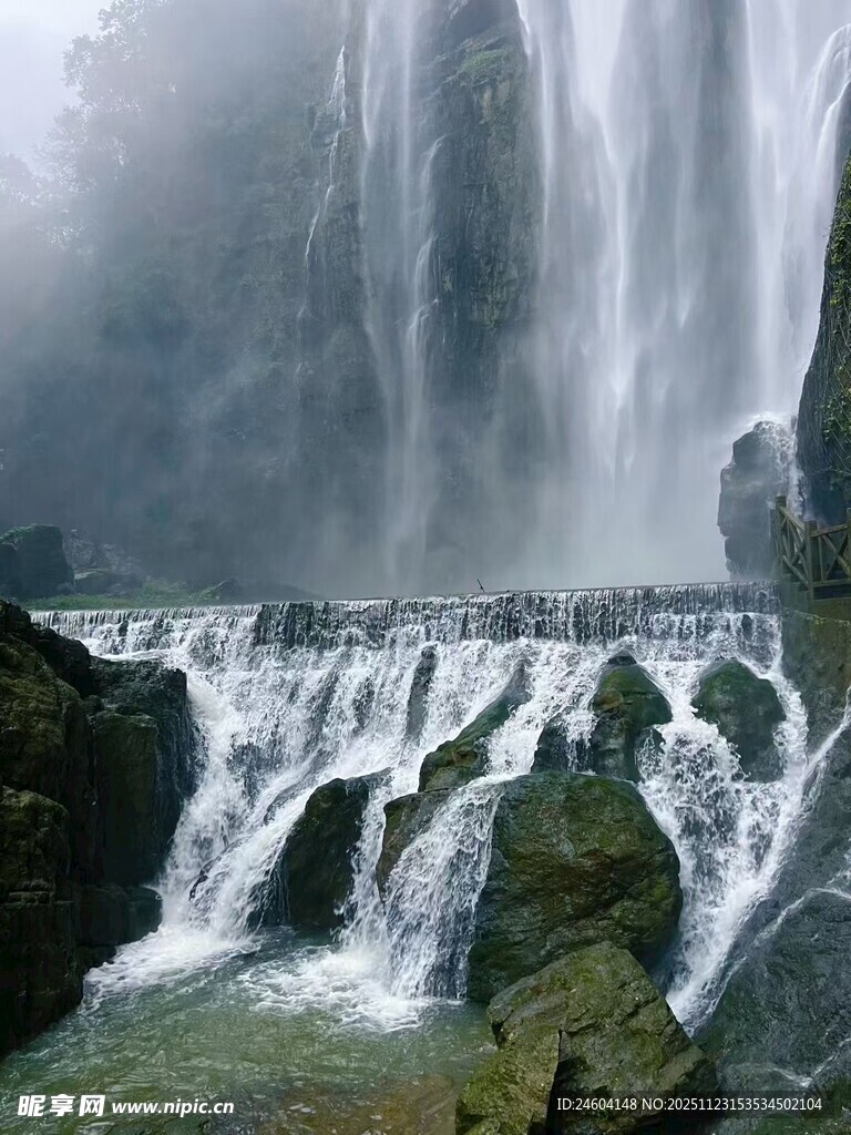 壮观瀑布自然美景如画