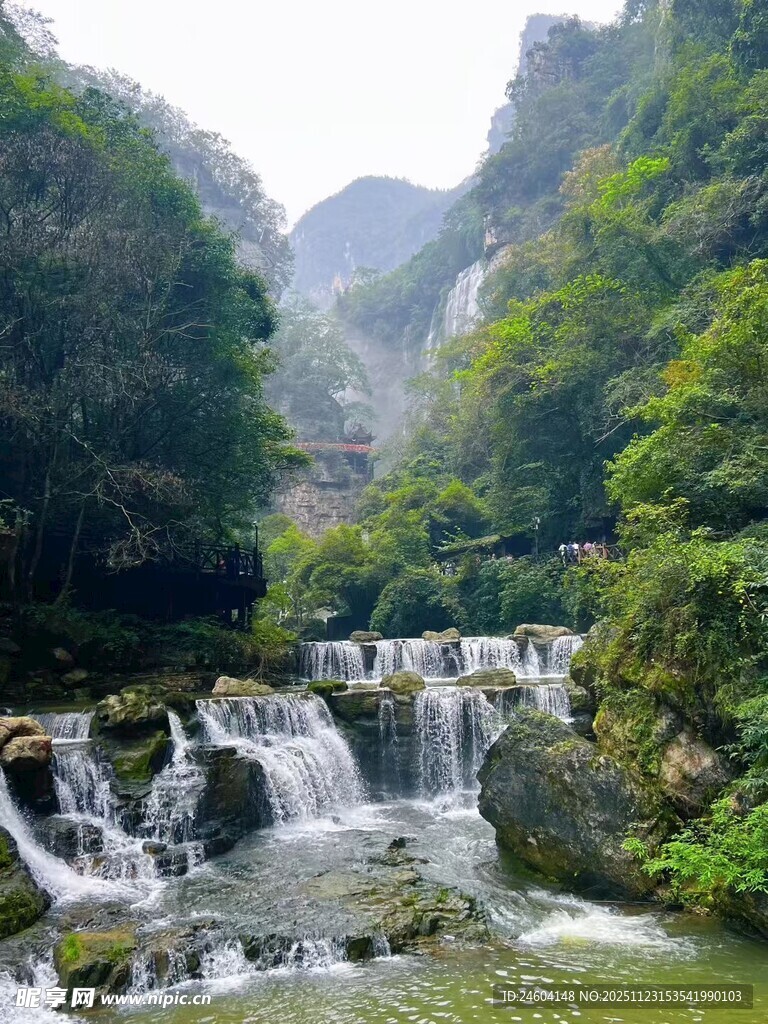 山间飞瀑绿意盎然的景致