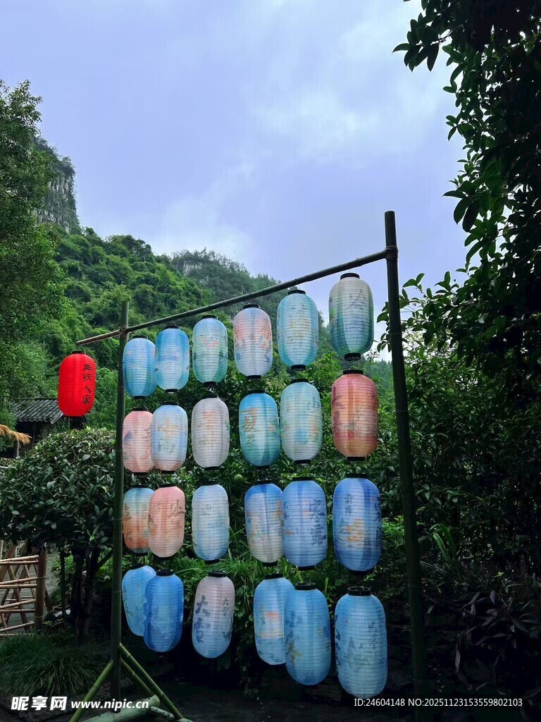 彩色油桶创意户外装饰架