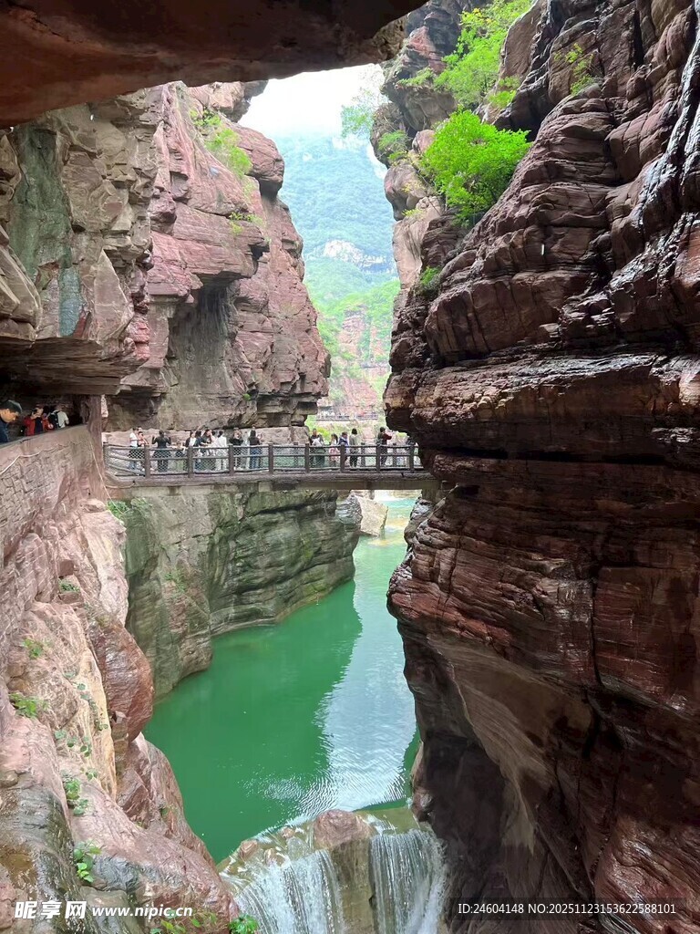 峡谷间绿水石桥美景
