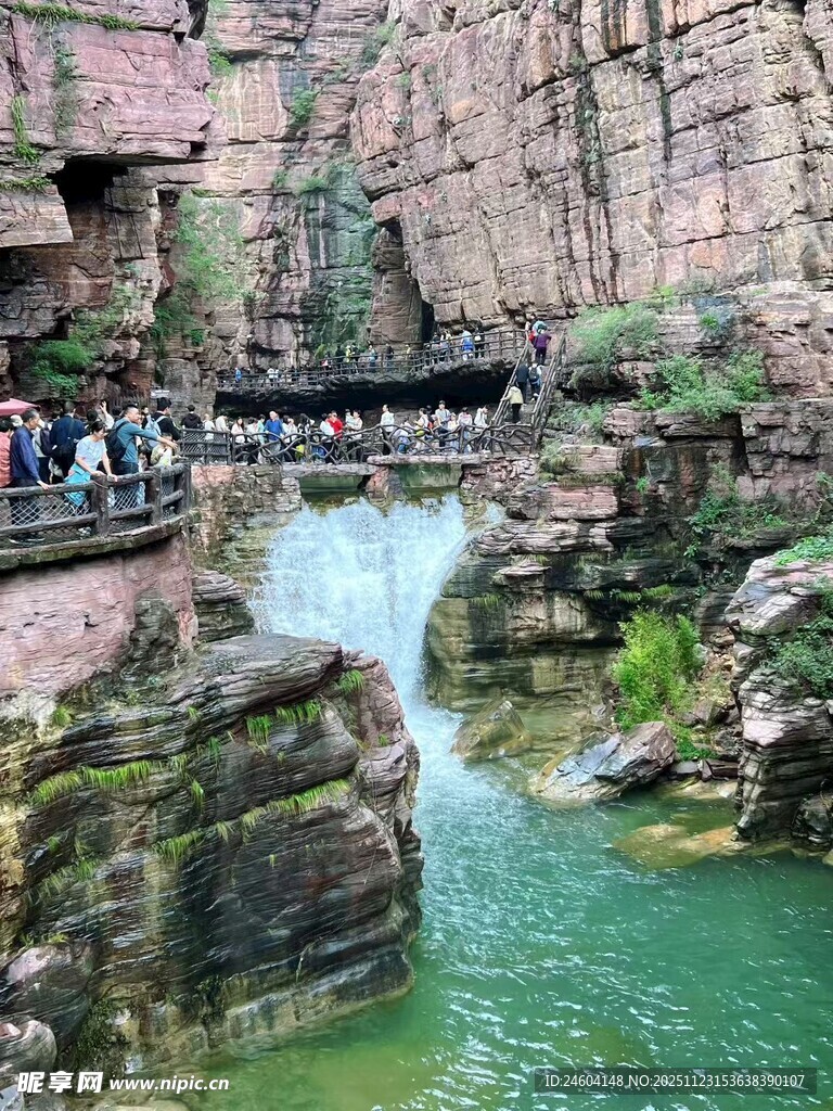 山间溪流旁的栈道美景