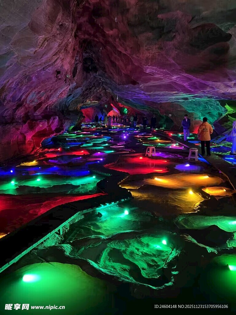 梦幻溶洞彩色灯光景观